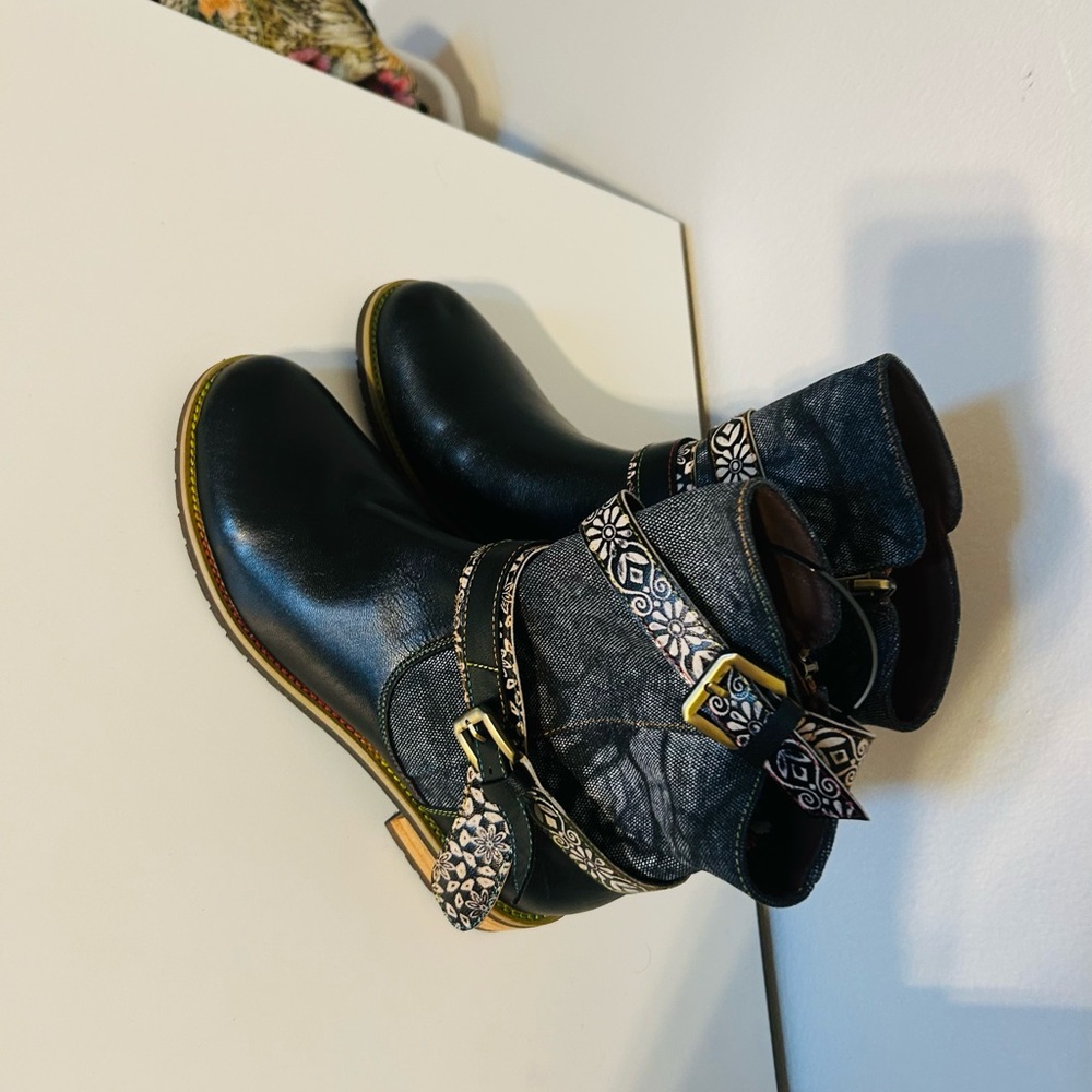Stylish Black Women's Boots with Patterned Straps